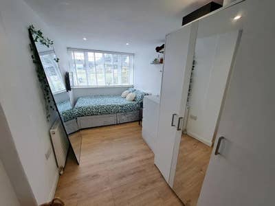 Double room in quiet household Main Photo