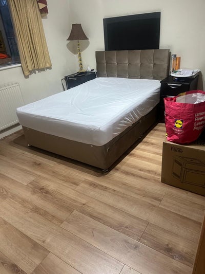 Very large room available in prestige home Main Photo