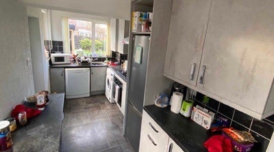 2 rooms going, student house share  Main Photo