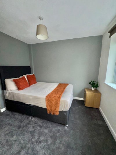 Refurbished En-suite Double Rm|Great Location GU15 Main Photo