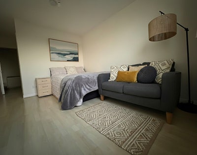 Home alone 2b 2br Apt in London. Main Photo