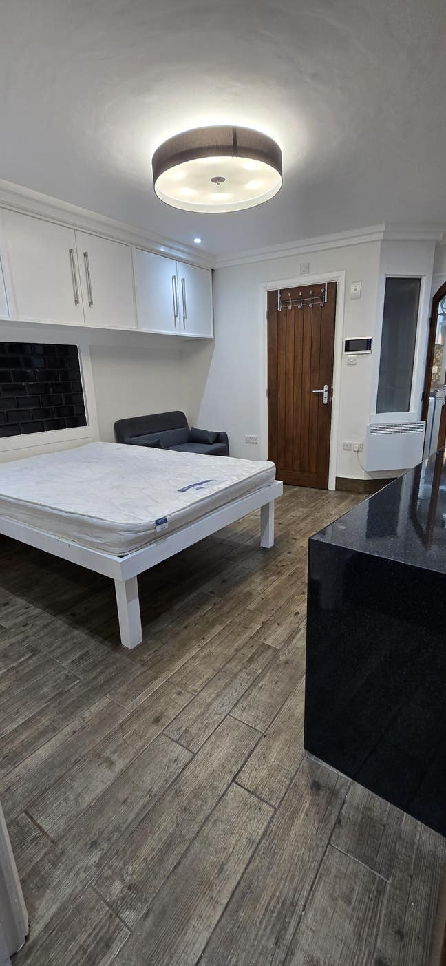 LARGE Studio-&pound;1,300 P/M Incl Bills except Electric Main Photo