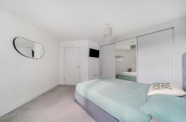 Spacious room with ensuite, in central epsom Main Photo