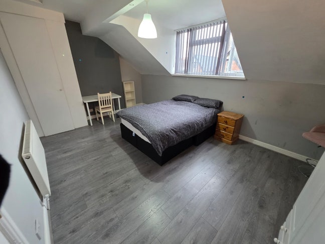 B16 0EU.    3 rooms available only female  Main Photo