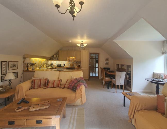 Mon-Fri - Sun-Thurs annex + parking  south Newbury Main Photo