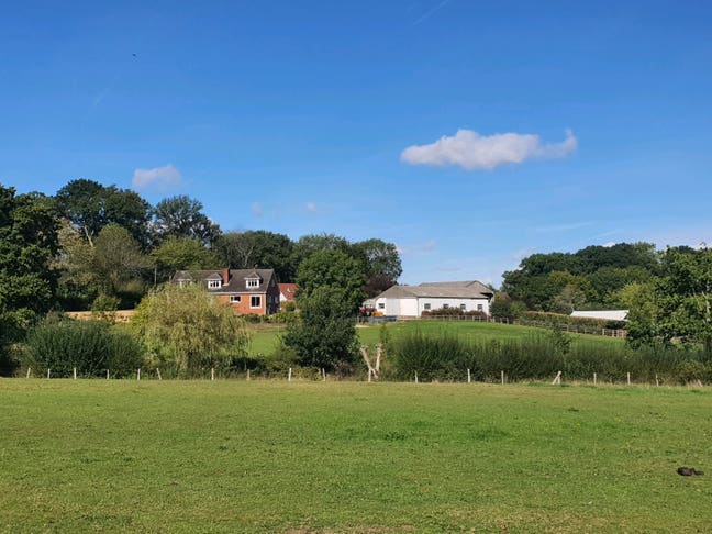 Mon-Fri - Sun-Thurs annex + parking  south Newbury Main Photo