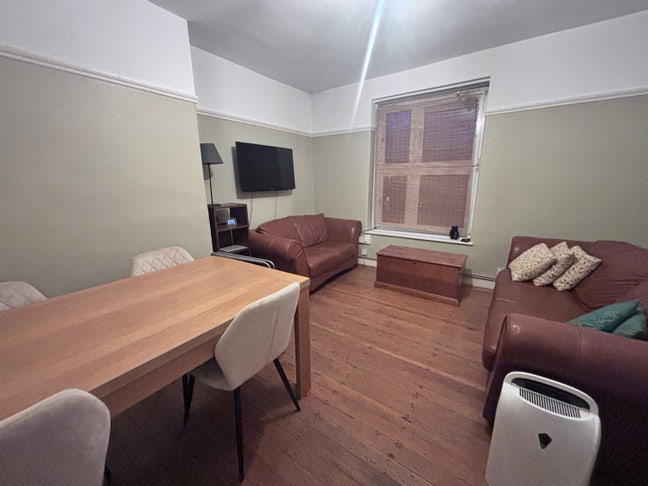 Great 4 bed, equal sized rooms Main Photo