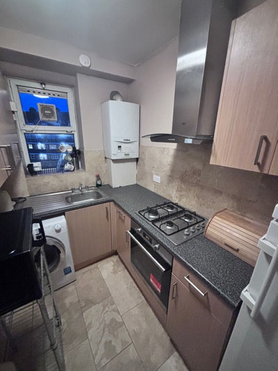 Great 4 bed, equal sized rooms Main Photo