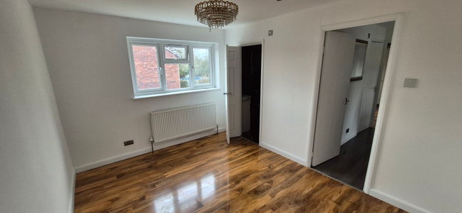 Large room with ensuite  Main Photo