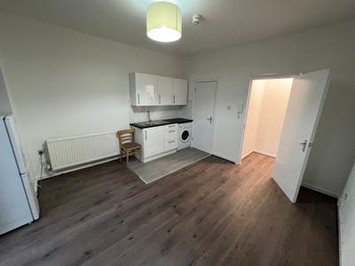 “Includes bills except Council tax” lovely studio  Main Photo