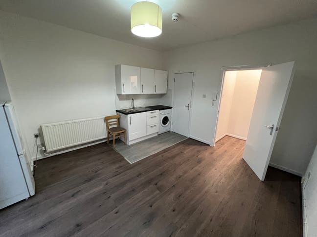 “Includes bills except Council tax” lovely studio  Main Photo