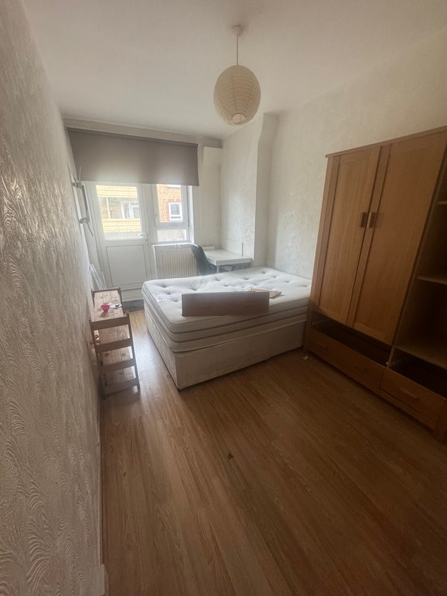 3 Spacious Double Rooms Available whole flat Main Photo
