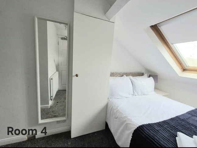 Room to let on Donegall Road Main Photo