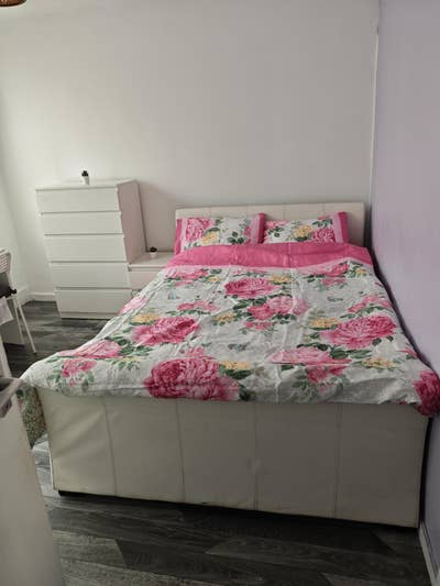 Bright double bedroom Main Photo