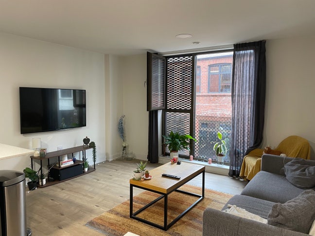 1 Room Available in 2-Bedroom Flat. Bills inc Main Photo