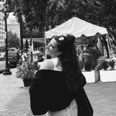 Hi, I’m Sara — Spanish, young professiona... Main Photo