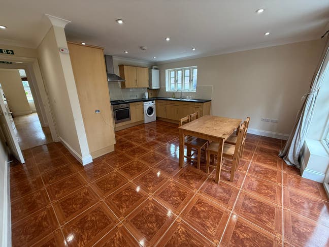 Quiet home near Redhill station Main Photo