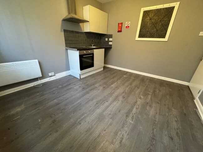 Newly Refurbished Studio with Private Kitchen – Lu Main Photo