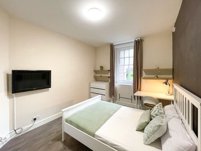 Double Room in Beautiful Building with Garden  Main Photo