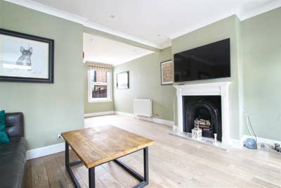 Premium Double Room in a Beautiful, Peaceful Home Main Photo