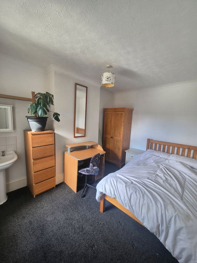 Room all bills included 5 mins from town centre Main Photo