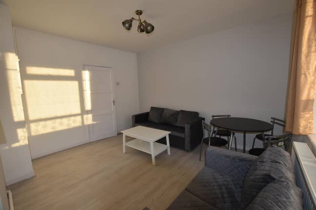 2 Bed Flat - Lift Access Main Photo