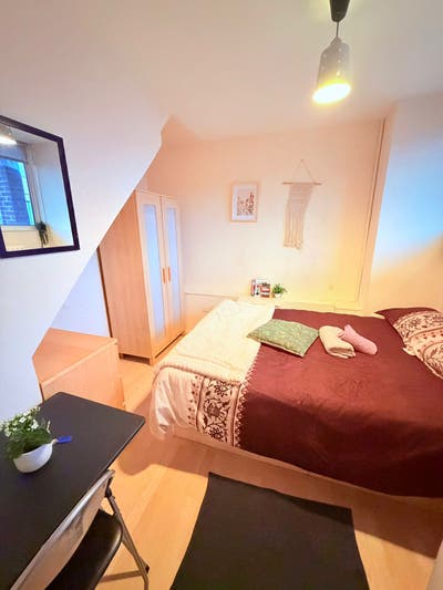 Three Rooms in Gorgeous Flat Close to the Station! Main Photo