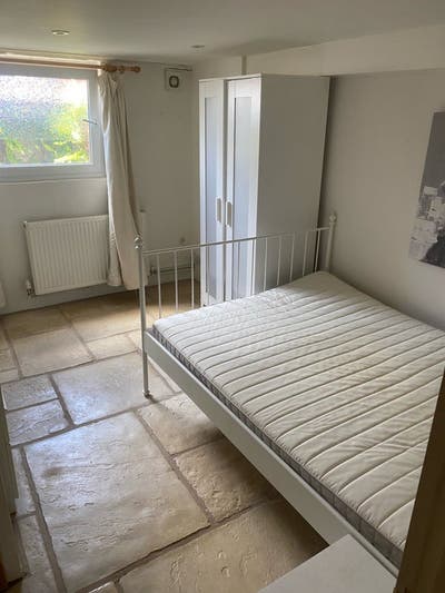 Double bedroom available in lovely, central house Main Photo