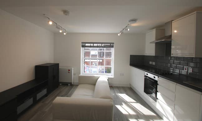 Stunning Newly Renovated 1-Bedroom Flat – High St Main Photo