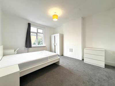 Lovely Double Room in Wimbledon Park Main Photo