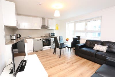 Bright Double + Garden Near Stratford Hub Main Photo