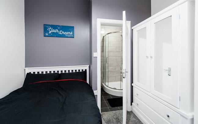 ✨Widnes - luxury en-suite room ✨ Main Photo