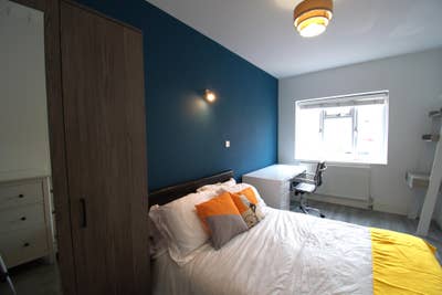2 Double En Suite - Close to Central Line  Main Photo