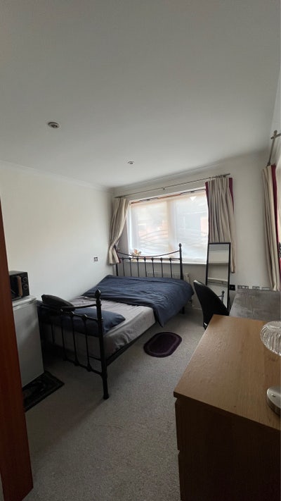 Double room for rent - En-suite, microwave &fridge Main Photo