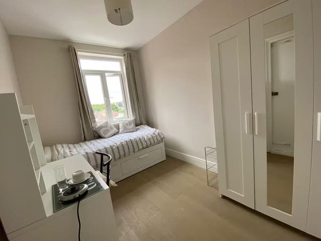 Single room on High Street Main Photo