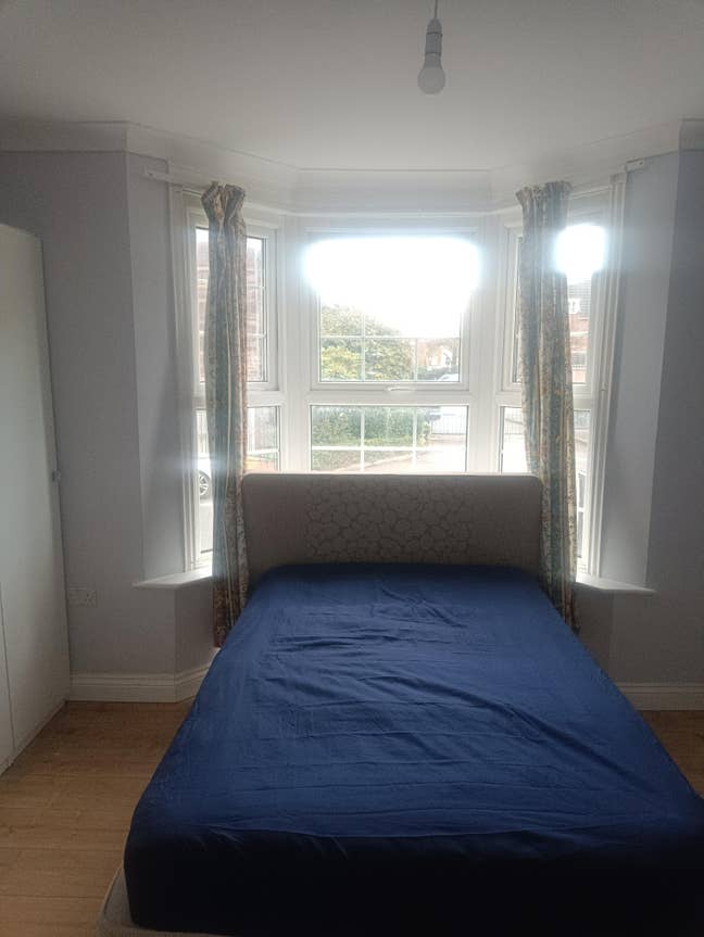 Bills Included Doubles Bed/ Furnished  Main Photo