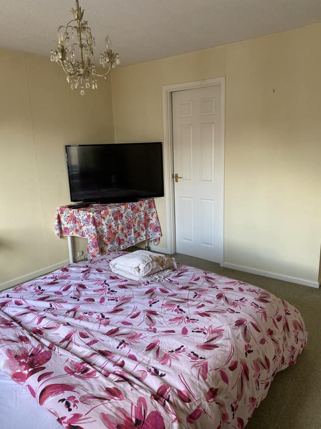 Large King Ensuite Room – Bills Included – HP1 Main Photo