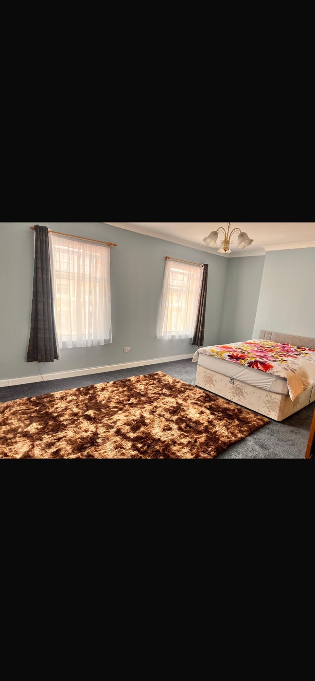 Large double room in E5 Main Photo