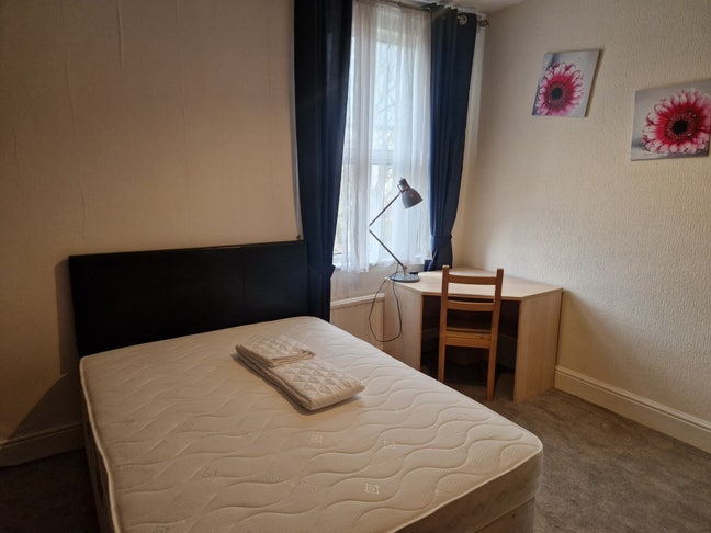 Newly decorated room available  Main Photo