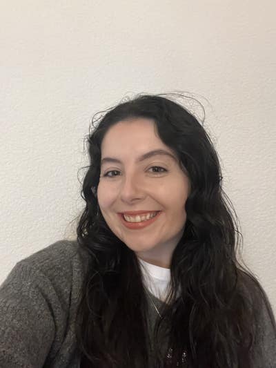 Female professional searching for flatmates Main Photo