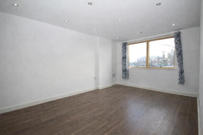 Modern 1-Bedroom Flat with Balcony & Parking Main Photo