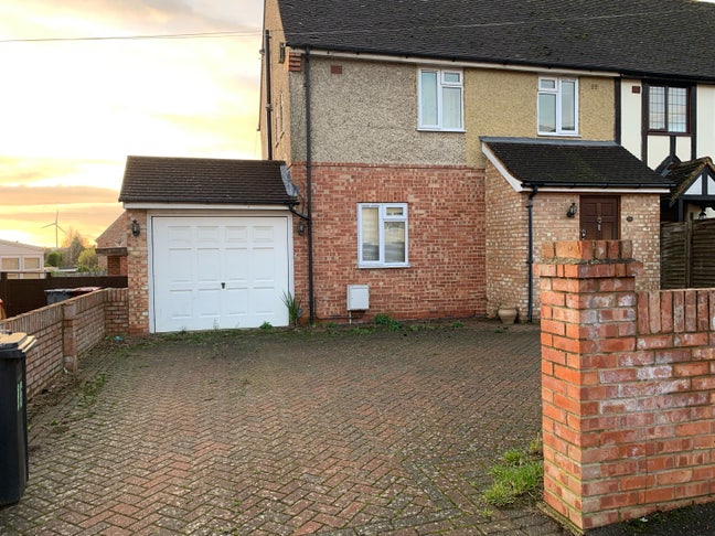 Newly Renovated Rooms - 12 mins to Town Centre  Main Photo