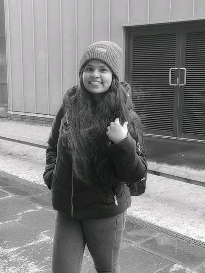 I am a professional female aged 25. I am look... Main Photo