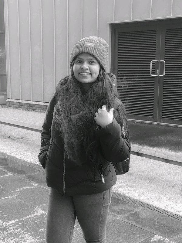I am a professional female aged 25. I am look... Main Photo
