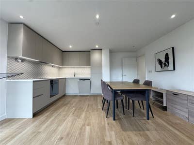 Cozy Ensuite bedroom Main Photo