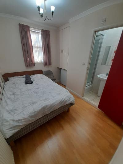 Double n King Size Ensuit  with Bills  &pound;800-&pound;1100 Main Photo