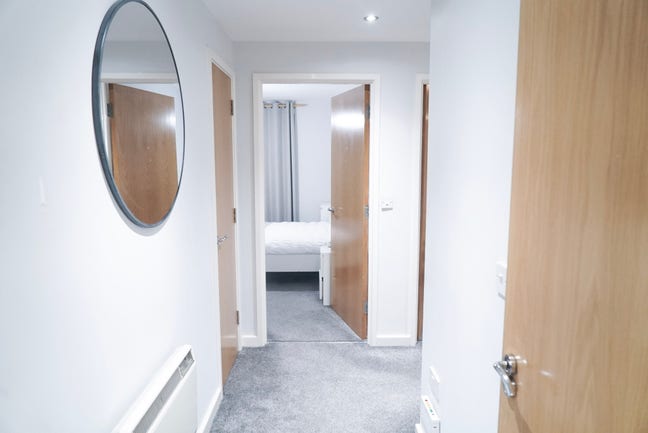 Modern 2-Bed City Centre Apartment - Furnished Main Photo