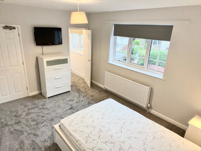 Large double bedroom in newly refurbished HMO Main Photo