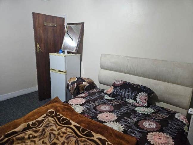 Double Bed Room available for rent in Feltham Main Photo