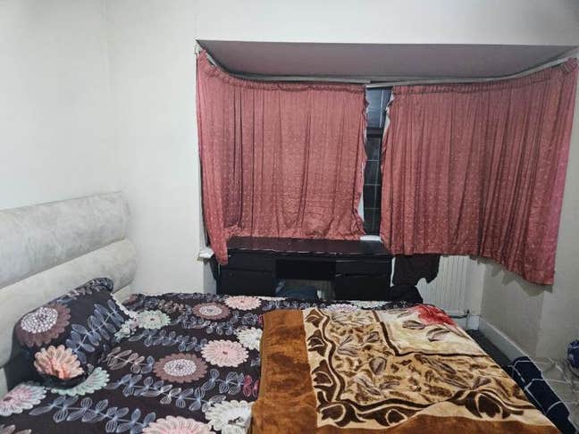 Double Bed Room available for rent in Feltham Main Photo